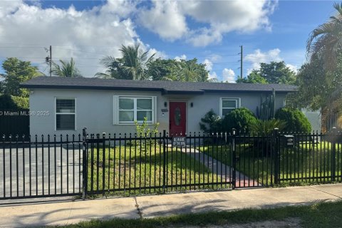 House in Miami, Florida 5 bedrooms, 159.61 sq.m. № 1882398 - photo 1