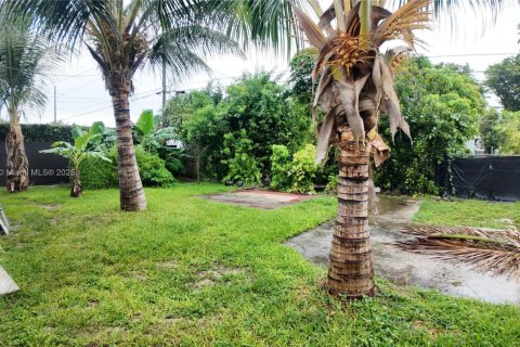 House in Miami, Florida 5 bedrooms, 159.61 sq.m. № 1882398 - photo 22