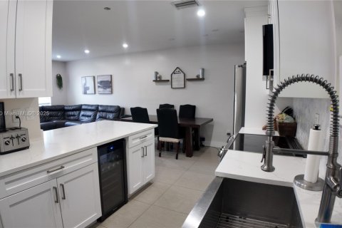 House in Miami, Florida 5 bedrooms, 159.61 sq.m. № 1882398 - photo 7