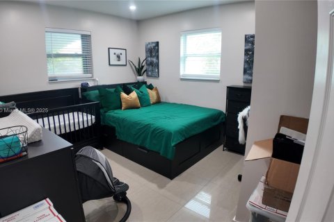 House in Miami, Florida 5 bedrooms, 159.61 sq.m. № 1882398 - photo 11