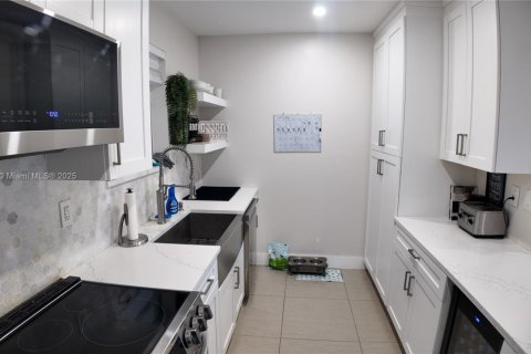 House in Miami, Florida 5 bedrooms, 159.61 sq.m. № 1882398 - photo 6