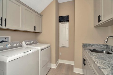 House in New Port Richey, Florida 4 bedrooms, 260.31 sq.m. № 2235494 - photo 28
