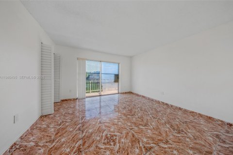 Condo in Miami Gardens, Florida, 1 bedroom № 2145664 - photo 10