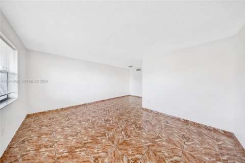 Condo in Miami Gardens, Florida, 1 bedroom № 2145664 - photo 2
