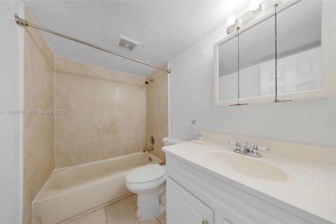 Condo in Miami Gardens, Florida, 1 bedroom № 2145664 - photo 9