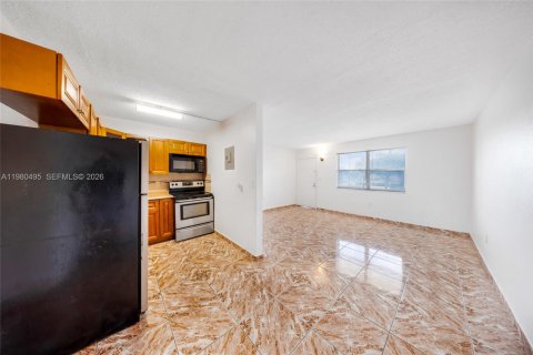 Condo in Miami Gardens, Florida, 1 bedroom № 2145664 - photo 6