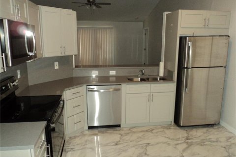 House in Clermont, Florida 3 bedrooms, 120.12 sq.m. № 2098281 - photo 3