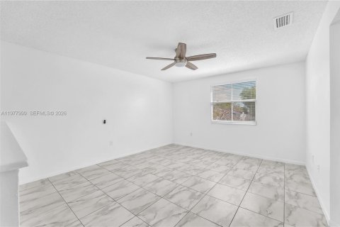 Condo in Doral, Florida, 2 bedrooms  № 2042002 - photo 15