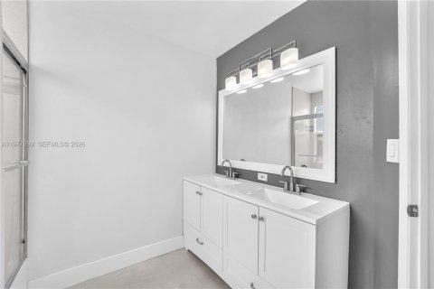 Condo in Doral, Florida, 2 bedrooms  № 2042002 - photo 18