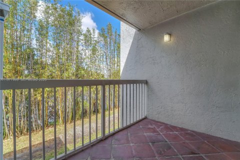 Condo in Doral, Florida, 2 bedrooms  № 2042002 - photo 21