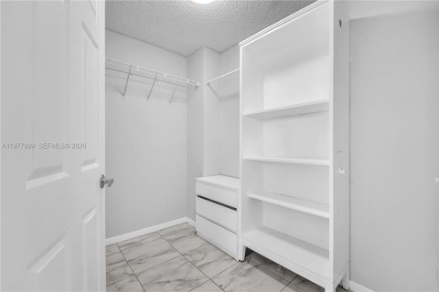 Condo in Doral, Florida, 2 bedrooms  № 2042002 - photo 19