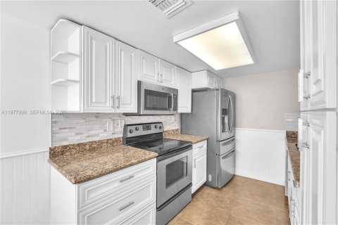 Condo in Doral, Florida, 2 bedrooms  № 2042002 - photo 7