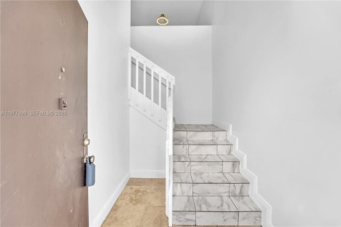 Condo in Doral, Florida, 2 bedrooms  № 2042002 - photo 3