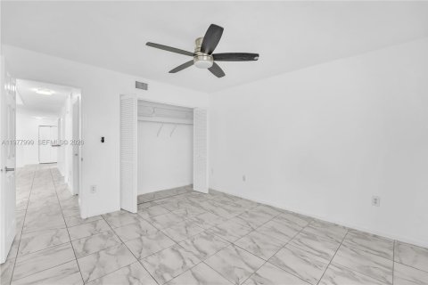 Condo in Doral, Florida, 2 bedrooms  № 2042002 - photo 9