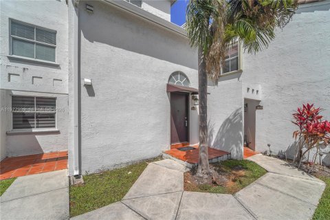 Condo in Doral, Florida, 2 bedrooms  № 2042002 - photo 2