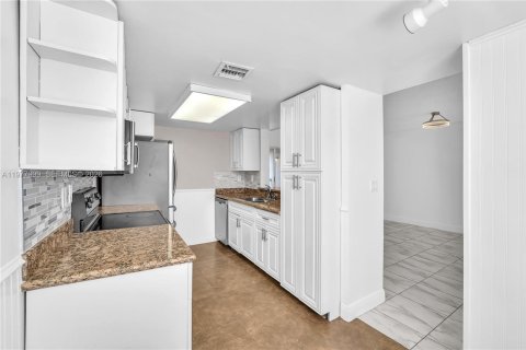 Condo in Doral, Florida, 2 bedrooms  № 2042002 - photo 6