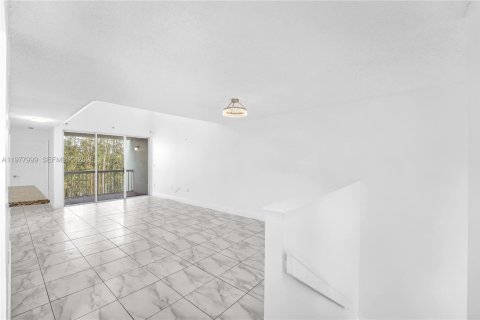 Condo in Doral, Florida, 2 bedrooms  № 2042002 - photo 4