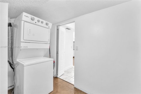 Condo in Doral, Florida, 2 bedrooms  № 2042002 - photo 8