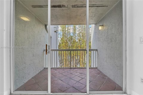 Condo in Doral, Florida, 2 bedrooms  № 2042002 - photo 20