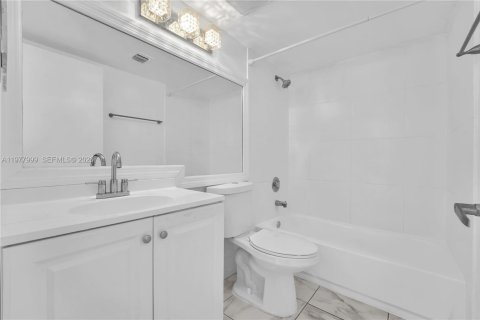 Condo in Doral, Florida, 2 bedrooms  № 2042002 - photo 11