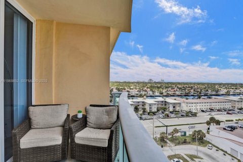 Condo in Hollywood, Florida, 1 bedroom  № 2031139 - photo 10