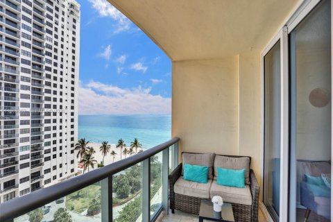 Condo in Hollywood, Florida, 1 bedroom  № 2031139 - photo 24