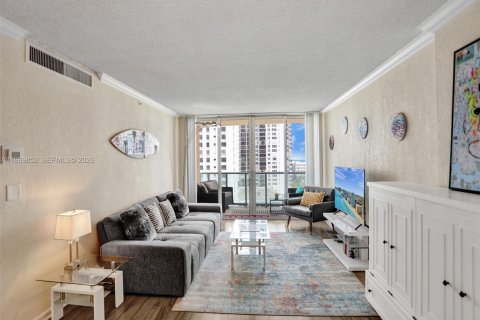 Condo in Hollywood, Florida, 1 bedroom  № 2031139 - photo 3