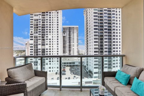 Condo in Hollywood, Florida, 1 bedroom  № 2031139 - photo 21