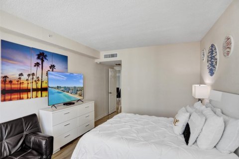 Condo in Hollywood, Florida, 1 bedroom  № 2031139 - photo 17