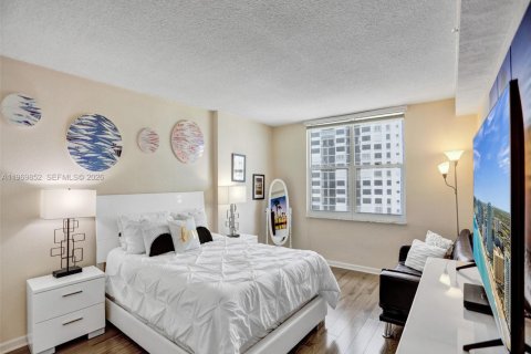 Condo in Hollywood, Florida, 1 bedroom  № 2031139 - photo 14