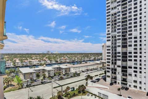 Condo in Hollywood, Florida, 1 bedroom  № 2031139 - photo 25