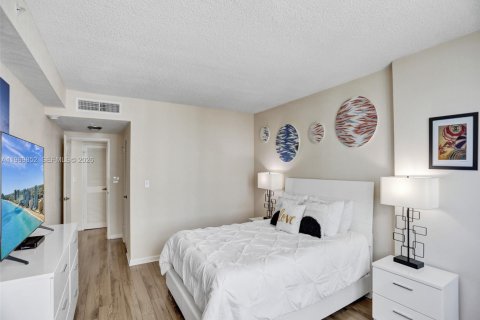 Condo in Hollywood, Florida, 1 bedroom  № 2031139 - photo 16