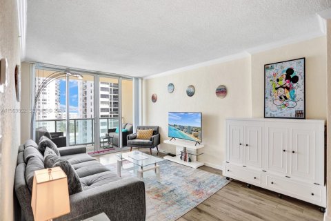 Condo in Hollywood, Florida, 1 bedroom  № 2031139 - photo 4