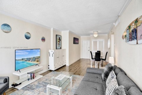Condo in Hollywood, Florida, 1 bedroom  № 2031139 - photo 7