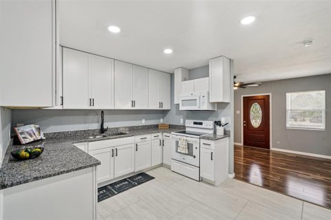 House in Clearwater, Florida 3 bedrooms, 121.7 sq.m. № 1873821 - photo 16