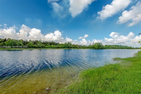 Villa ou maison à louer à Miramar, Floride: 4 chambres, 332.5 m2 № 2146089 - photo 2