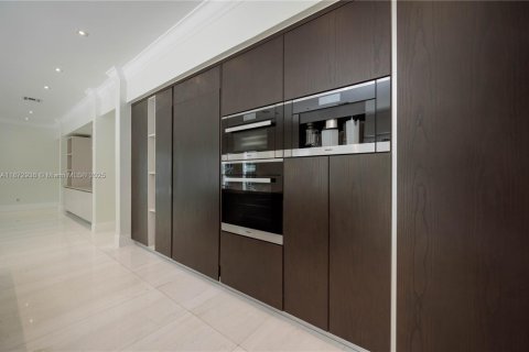 House in Coral Gables, Florida 7 bedrooms, 521.74 sq.m. № 1927856 - photo 20