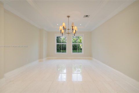 House in Coral Gables, Florida 7 bedrooms, 521.74 sq.m. № 1927856 - photo 25