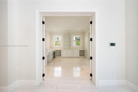House in Coral Gables, Florida 7 bedrooms, 521.74 sq.m. № 1927856 - photo 9