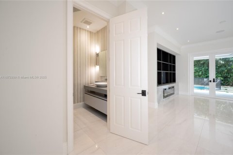 House in Coral Gables, Florida 7 bedrooms, 521.74 sq.m. № 1927856 - photo 14