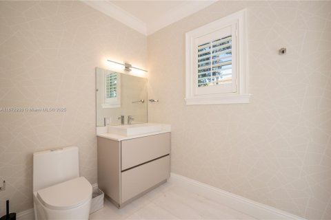 House in Coral Gables, Florida 7 bedrooms, 521.74 sq.m. № 1927856 - photo 23