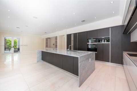House in Coral Gables, Florida 7 bedrooms, 521.74 sq.m. № 1927856 - photo 18