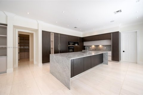 House in Coral Gables, Florida 7 bedrooms, 521.74 sq.m. № 1927856 - photo 17