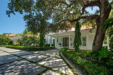 House in Coral Gables, Florida 7 bedrooms, 521.74 sq.m. № 1927856 - photo 1