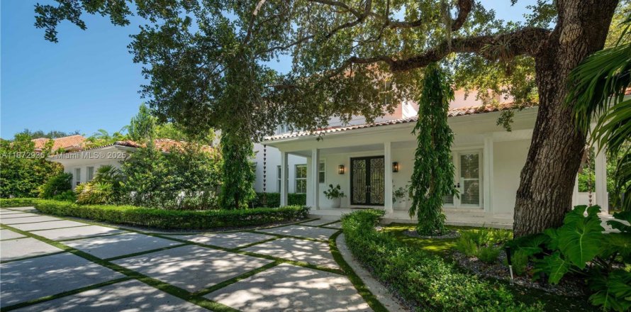 House in Coral Gables, Florida 7 bedrooms, 521.74 sq.m. № 1927856