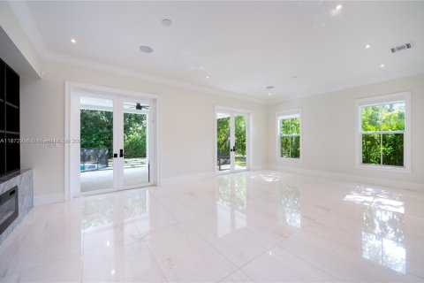 House in Coral Gables, Florida 7 bedrooms, 521.74 sq.m. № 1927856 - photo 11