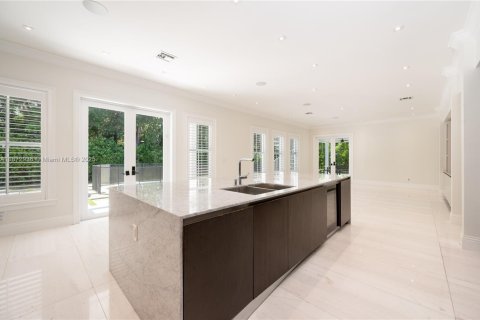 House in Coral Gables, Florida 7 bedrooms, 521.74 sq.m. № 1927856 - photo 21