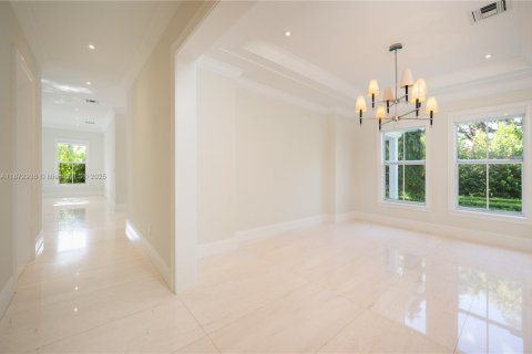 House in Coral Gables, Florida 7 bedrooms, 521.74 sq.m. № 1927856 - photo 24