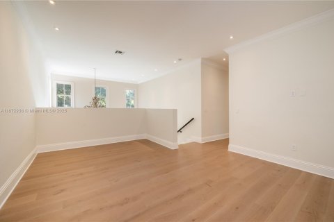 House in Coral Gables, Florida 7 bedrooms, 521.74 sq.m. № 1927856 - photo 30
