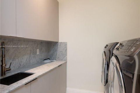 House in Coral Gables, Florida 7 bedrooms, 521.74 sq.m. № 1927856 - photo 28